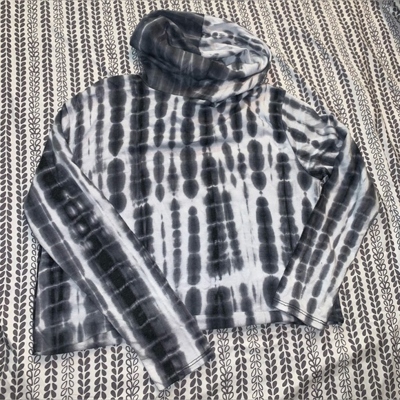 Ruby & Lace Crop - Picture 11 of 11